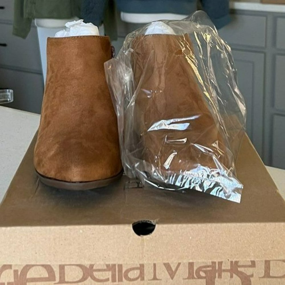Bella Marie Bradee-07 Tan Suede Bootie Size 8 NWT